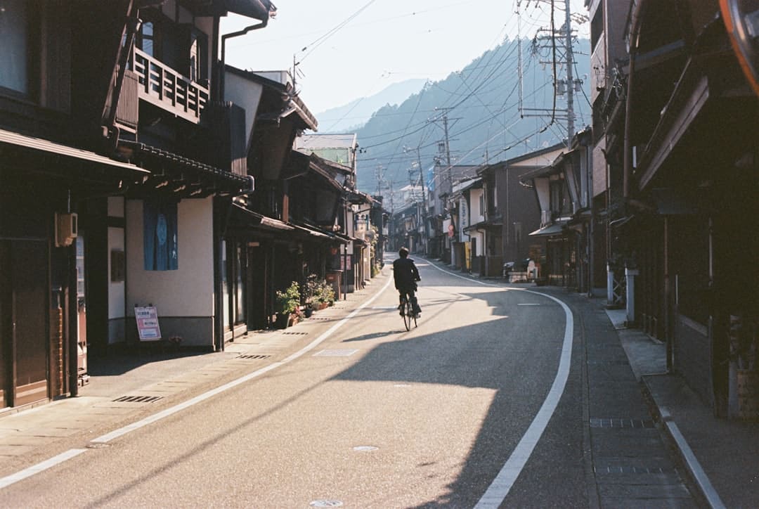 方媛挺孕肚踩高跟鞋逛街 精致孕妈风采依旧
